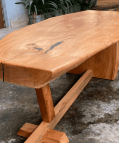 Bàn gỗ đỏ nguyên khối