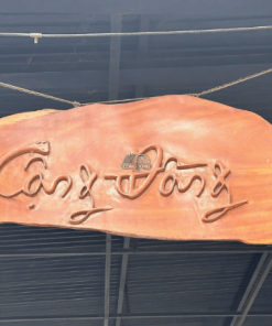 Bảng hiệu gỗ đục nổi